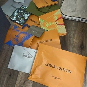 7 LV bags, 2 our anniversary bags. 3 Gucci bas. 1 very rare, 4 others